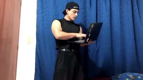 Snapshot of logan_x3 chatting on 12/14/24, 02:12 Logan online show from 12/14/24, 02:12