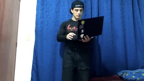 Snapshot of logan_x3 chatting on 12/17/24, 01:50 Logan online show from 12/17/24, 01:50