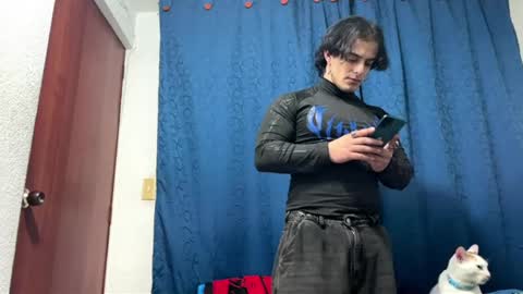 Snapshot of logan_x3 chatting on 09/28/25, 04:40 Logan online show from 09/28/25, 04:40
