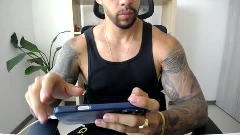 Snapshot of loganhod chatting on 06/01/26, 04:52 Logan Wolfp online show from 06/01/26, 04:52