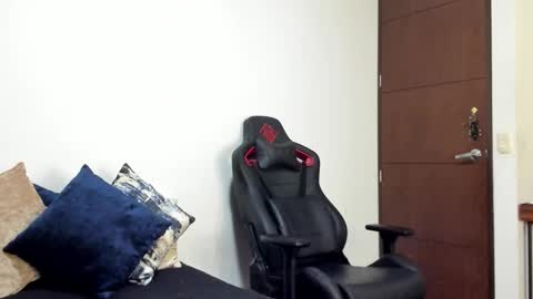 Snapshot of logannick chatting on 11/04/25, 08:24 Logan online show from 11/04/25, 08:24