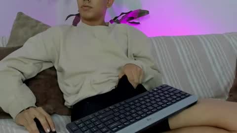 logantwink18 online show from 02/18/26, 11:06