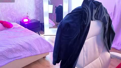 Lola  online show from 04/23/26, 02:30