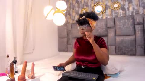 lola online show from 10/05/25, 04:22