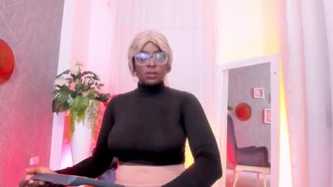 lola online show from 10/22/25, 04:24