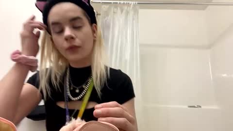 Lola Lixx online show from 01/12/25, 12:39