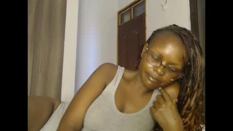 lolamia7 online show from 02/25/25, 07:42