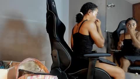 lolareyes1 online show from 12/05/25, 04:10