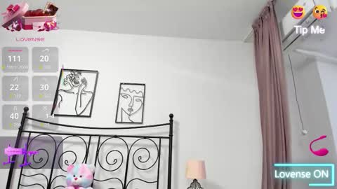 Snapshot of lollavibes chatting on 12/15/25, 05:55 Lolla online show from 12/15/25, 05:55