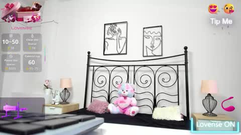 Snapshot of lollavibes chatting on 12/16/25, 06:18 Lolla online show from 12/16/25, 06:18