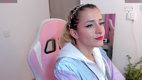 Snapshot of lolly_js_ chatting on 01/04/25, 02:35 Lolly online show from 01/04/25, 02:35