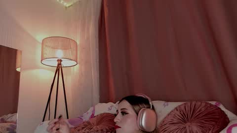 Snapshot of lolly_js_ chatting on 12/23/25, 05:49 Lolly online show from 12/23/25, 05:49