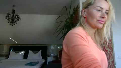 Snapshot of lollyta2023 chatting on 11/13/25, 01:32 Roxy online show from 11/13/25, 01:32