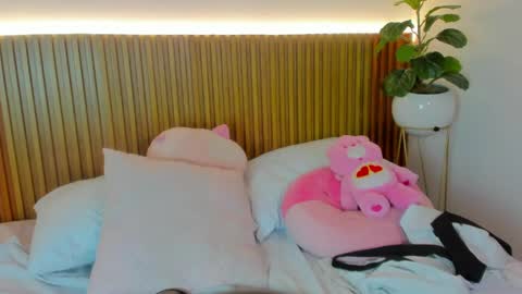 Snapshot of loly_berry chatting on 05/05/26, 02:14 L O L Y online show from 05/05/26, 02:14