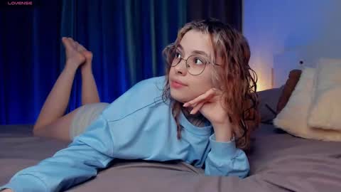 Snapshot of lonagass chatting on 11/28/25, 06:54 Lona online show from 11/28/25, 06:54