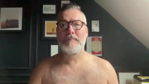 Snapshot of londongent2023 chatting on 01/09/26, 12:19 EnglishBear online show from 01/09/26, 12:19