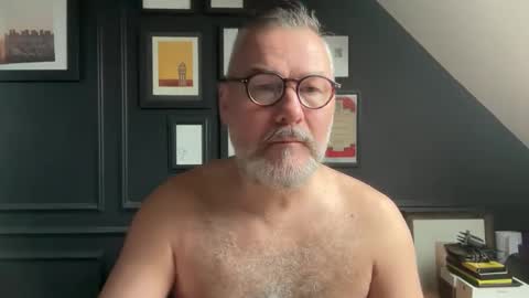 Snapshot of londongent2023 chatting on 02/26/26, 09:19 EnglishBear online show from 02/26/26, 09:19