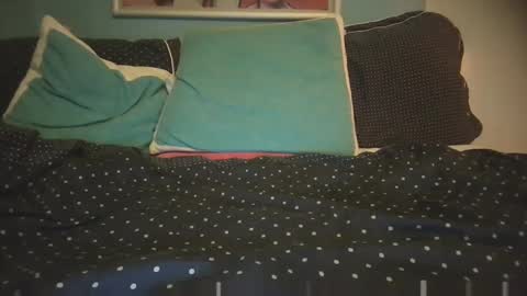 Snapshot of longwet1 chatting on 02/14/25, 10:14 longwet1 online show from 02/14/25, 10:14