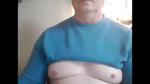 Snapshot of look823 chatting on 10/31/25, 02:18 look823 online show from 10/31/25, 02:18