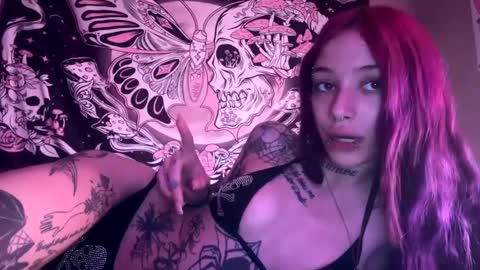 Snapshot of lookingforlona chatting on 09/15/25, 03:01 lookingforlona online show from 09/15/25, 03:01