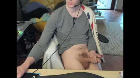 Snapshot of loomie chatting on 12/07/24, 11:29 loomie online show from 12/07/24, 11:29