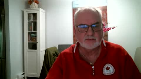 Snapshot of loop102 chatting on 12/14/25, 02:06 loop102 online show from 12/14/25, 02:06