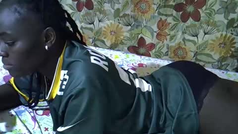 lora_amor online show from 04/23/26, 12:29