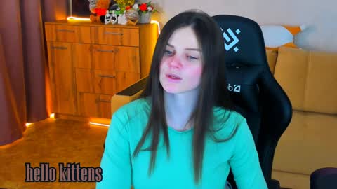 Lora Cain online show from 12/19/24, 03:08