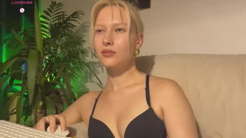 Lora heil online show from 09/18/25, 04:20