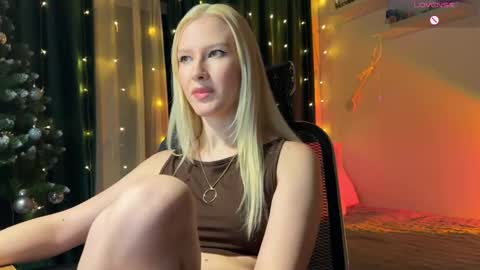 Snapshot of lora_hellyeah chatting on 12/17/25, 02:34 Lora heil online show from 12/17/25, 02:34