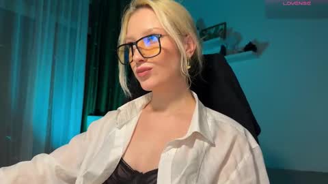 Snapshot of lora_hellyeah chatting on 01/19/26, 01:59 Lora heil online show from 01/19/26, 01:59