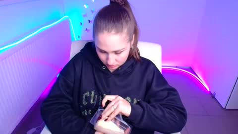 Lora online show from 10/21/25, 11:33