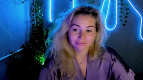 Lora online show from 09/19/25, 02:24