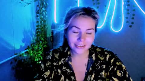 Lora online show from 09/26/25, 02:15