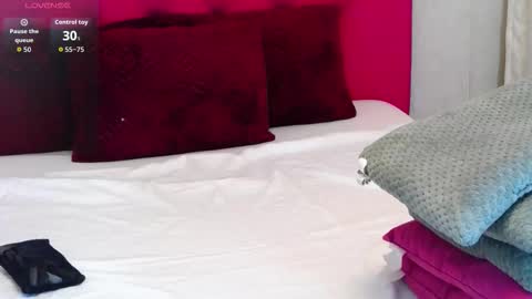 loradelniro1 online show from 09/23/25, 12:19