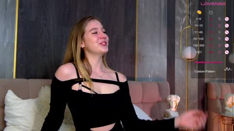 Snapshot of loraineluff chatting on 12/10/24, 10:37 Loraine online show from 12/10/24, 10:37