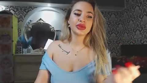 Snapshot of lorasinclare chatting on 12/18/25, 08:42 Queen LoraSinClare online show from 12/18/25, 08:42