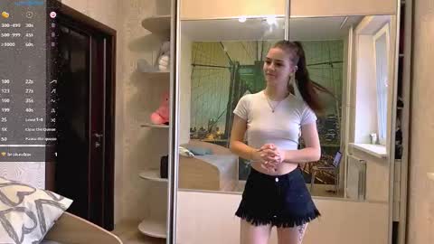 Snapshot of loreeluben chatting on 10/29/25, 03:31 Olivia online show from 10/29/25, 03:31