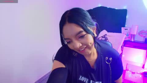 Snapshot of loren_44tits chatting on 05/05/26, 08:17 Loren online show from 05/05/26, 08:17
