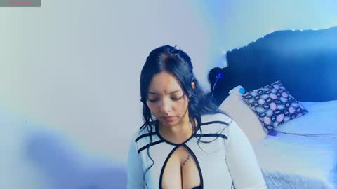 Snapshot of loren_44tits chatting on 05/19/26, 10:05 Loren online show from 05/19/26, 10:05