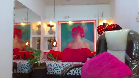 Snapshot of lorenapinto_ chatting on 09/10/25, 11:21 lore online show from 09/10/25, 11:21