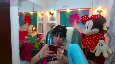 Snapshot of lorenapinto_ chatting on 10/28/25, 02:04 lore online show from 10/28/25, 02:04