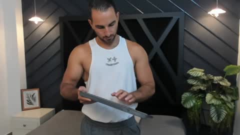  L O R E N Z O  Thumbs Up help  online show from 01/15/25, 06:08