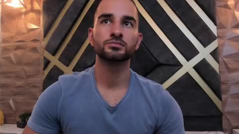  L O R E N Z O  Thumbs Up help  online show from 02/28/25, 08:28