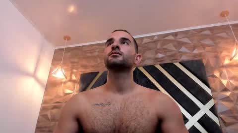  L O R E N Z O  Thumbs Up help  online show from 03/04/25, 09:22