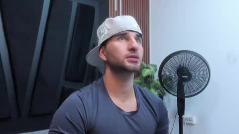  L O R E N Z O  Thumbs Up help  online show from 11/11/25, 05:24