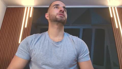  L O R E N Z O  Thumbs Up help  online show from 02/14/26, 05:32