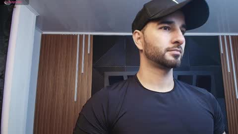  L O R E N Z O  Thumbs Up help  online show from 04/10/26, 11:15