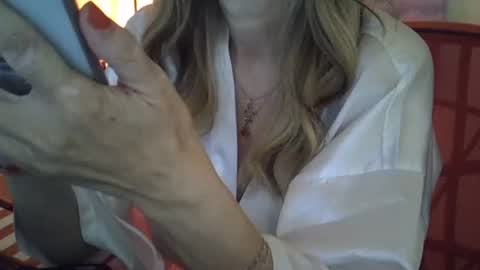 Snapshot of lorylady chatting on 09/29/25, 05:23 lory online show from 09/29/25, 05:23