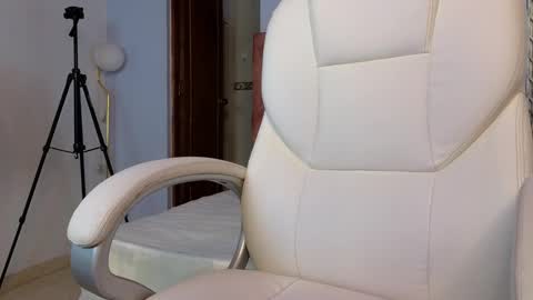 Snapshot of lou_rosse chatting on 12/19/24, 08:34  Lou Rosse  online show from 12/19/24, 08:34
